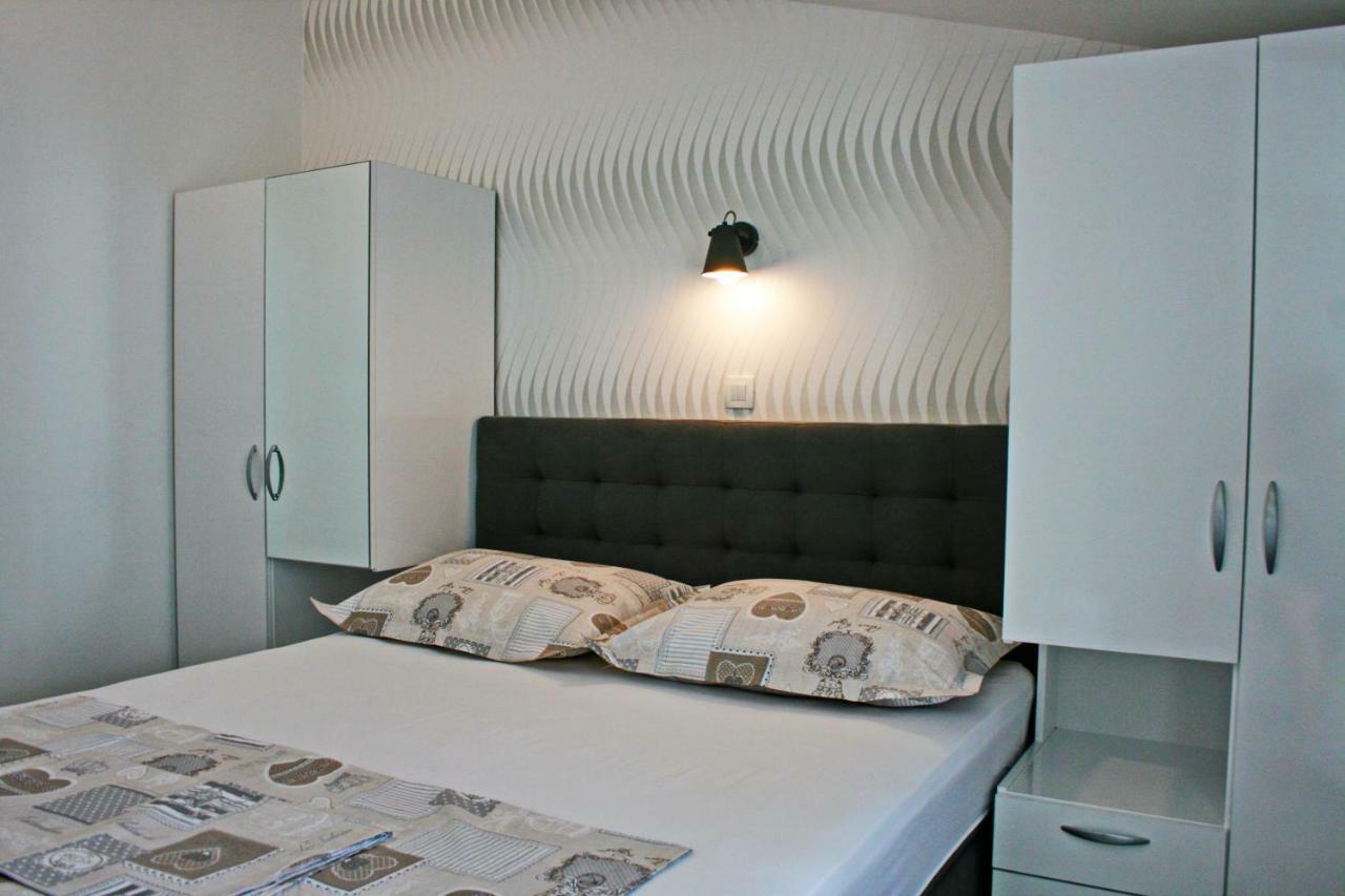Apartment Mira II Drasnice Esterno foto
